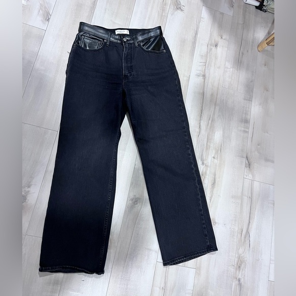 BRAND NEW Abercrombie and fitch mixed fabric high rise 90s relaxed jean 28 short - Picture 1 of 3